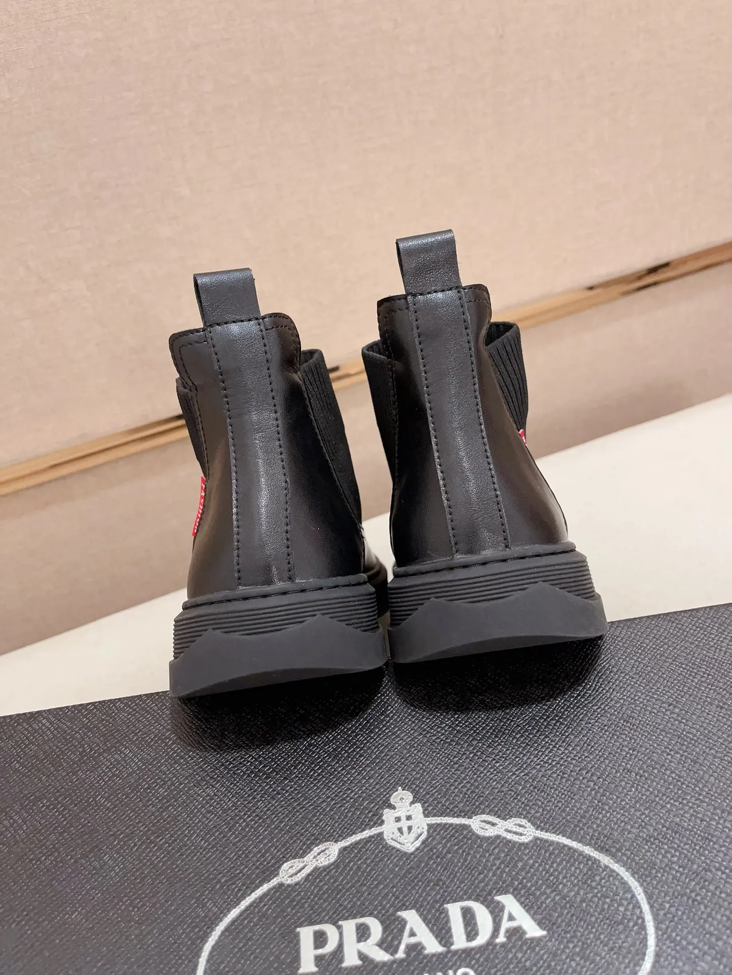 Factory price 480💰 (sheepskin lining * velvet lining optional! Can be made without label) High-quality new PRADA (Prada) counters are launched simultaneously, new men's shoes, 😘fabric is made of high-tech glue-spraying technology. Lining: sheepskin lining* velvet lining. 👍🏿 High-end ☄️ air-cushion molded anti-slip rubber outsole, exquisite lines, simple and elegant, comfortable and high-end for leisure travel. Code number: 38 to 44 (45 can be customized and cannot be returned or exchanged)